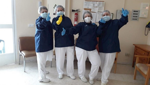 ep joma produce diademas de mascarilla e impermeables para el personal sanitario que atiende a los