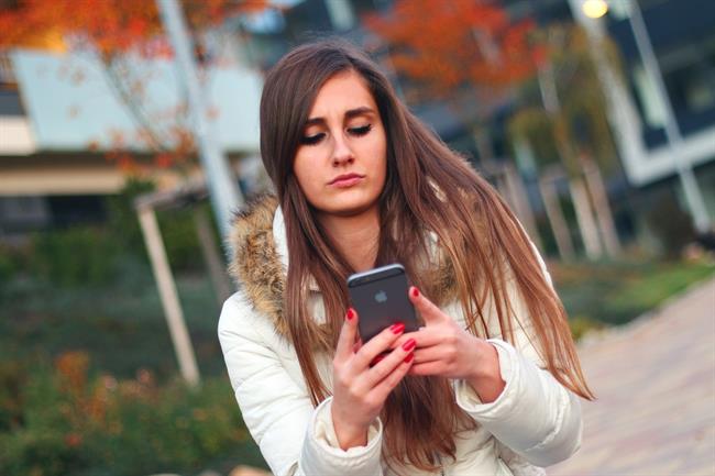 Joven chica adolescente smartphone teléfono iPhone texto mensajería WhatsApp | COPYLEFT (PIXABAY) ep joven chica adolescente smartphone telefono iphone texto mensajeria whatsapp