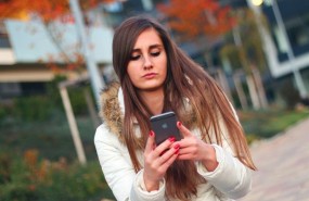 ep joven chica adolescente smartphone telefono iphone texto mensajeria whatsapp