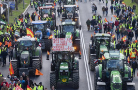 ep la manifestacion de agricultores y tractores en el paseo de la castellana continua su marcha 20240227144804