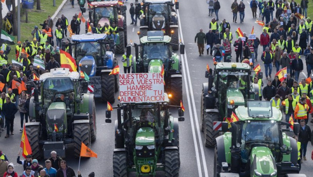 ep la manifestacion de agricultores y tractores en el paseo de la castellana continua su marcha 20240227144804