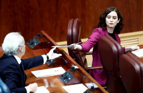 ep la presidenta de la comunidad de madrid isabel diaz ayus le entrega un papel al consejero de