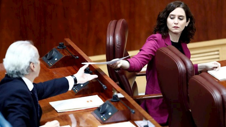 ep la presidenta de la comunidad de madrid isabel diaz ayus le entrega un papel al consejero de