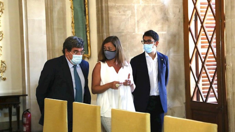 La presidenta del Govern, Francina Armengol (centro), junto al ministro de Inclusión, Seguridad Social y Migraciones, José Luis Escrivá (izquierda) y el conseller de Modelo Económico, Turismo y Trabajo, Iago Negueruela, en el Consolat de Mar. | CAIB ep la presidenta del govern francina armengol centro junto al ministro de inclusion seguridad social