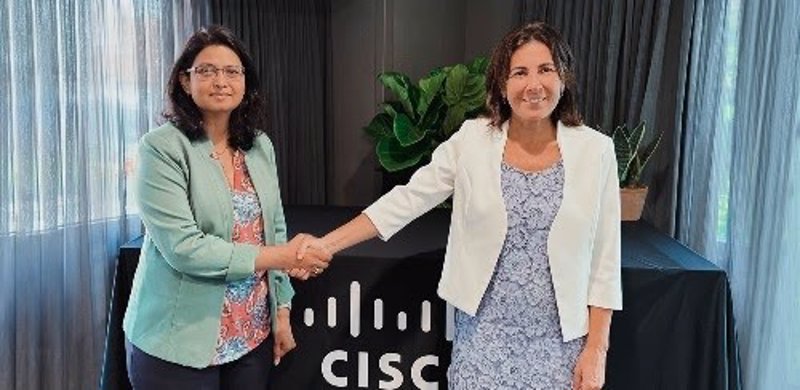 La vicepresidente Senior y Director General de Cisco Security Business Group, Shailaja Shankar, y la consejera delegada de Ciberseguridad y Cloud de Telefónica Tech, María Jesús Almazor | TELEFÓNICA ep la vicepresidente senior y director general de cisco security business group shailaja shankar y