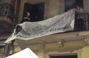 ep los activistas colocan una pancarta la noche de este sabado en un balcon del edificio tras