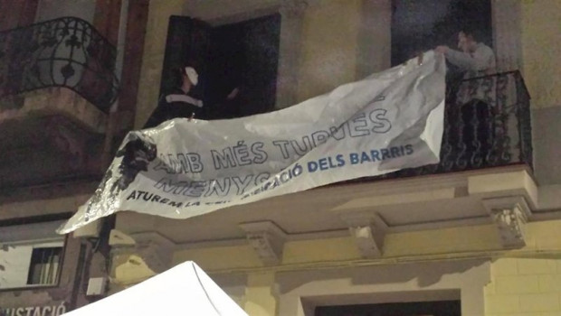 ep los activistas colocan una pancarta la noche de este sabado en un balcon del edificio tras