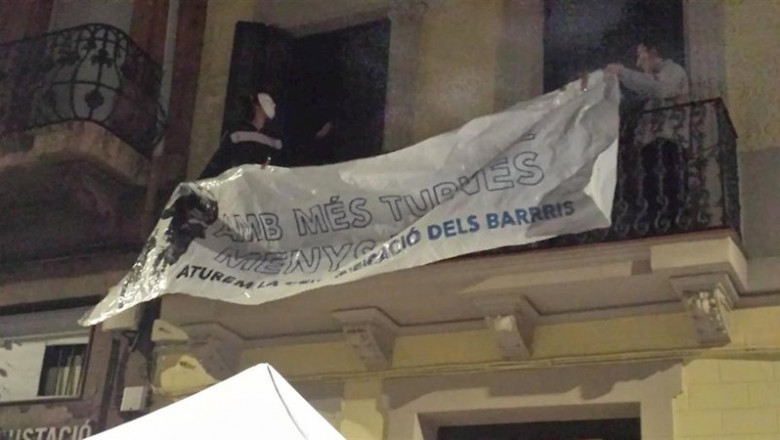 ep los activistas colocan una pancarta la noche de este sabado en un balcon del edificio tras