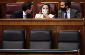 ep los diputados del pp teodoro garcia egea cuca gamarra y pablo casado charlan en sus escanos