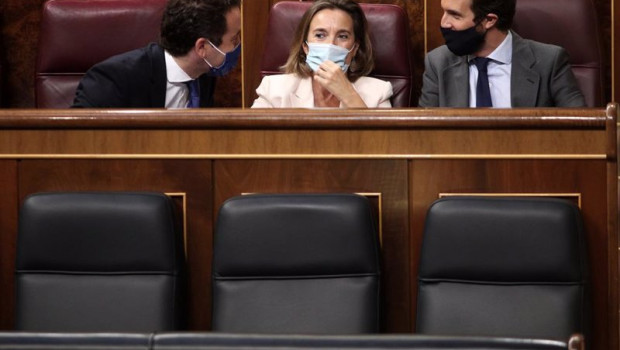 ep los diputados del pp teodoro garcia egea cuca gamarra y pablo casado charlan en sus escanos
