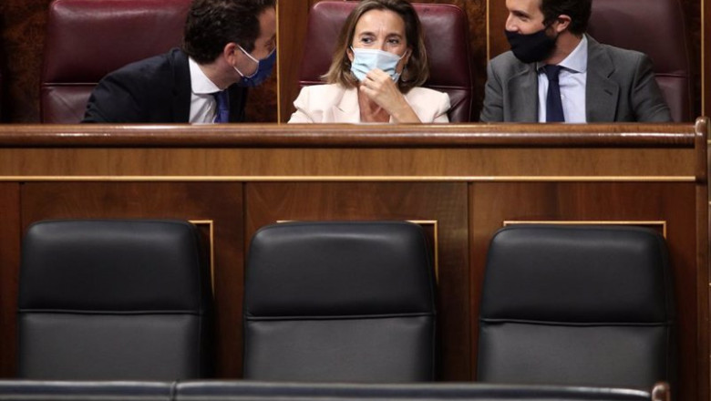 Los diputados del PP Teodoro García Egea, Cuca Gamarra y Pablo Casado charlan en sus escaños durante el Pleno de este jueves en el Congreso | EUROPA PRESS/E. Parra. POOL - Europa Press ep los diputados del pp teodoro garcia egea cuca gamarra y pablo casado charlan en sus escanos