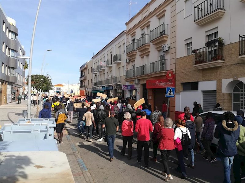 ep manifestacion en lepe para pedir un alojamiento digno para los inmigrantes ep manifestacion en lepe para pedir un alojamiento digno para los inmigrantes