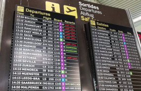 ep pantallas con informacion sobre vuelos en el aeropuerto de palma este julio