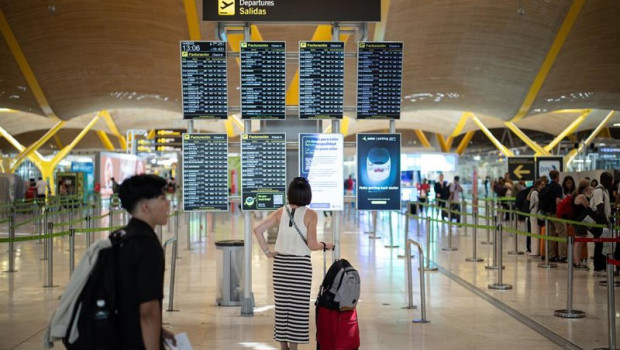 ep pasajera visualiza las pantallas en el aeropuerto adolfo suarez madrid barajas a 14 de agosto de