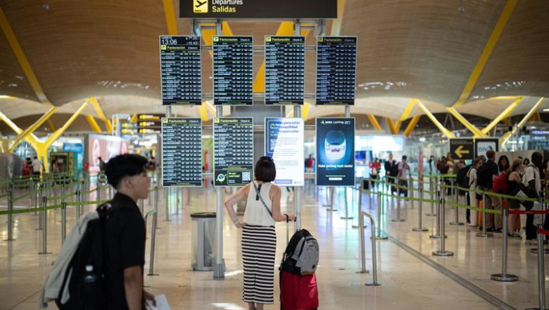 ep pasajera visualiza las pantallas en el aeropuerto adolfo suarez madrid barajas a 14 de agosto de