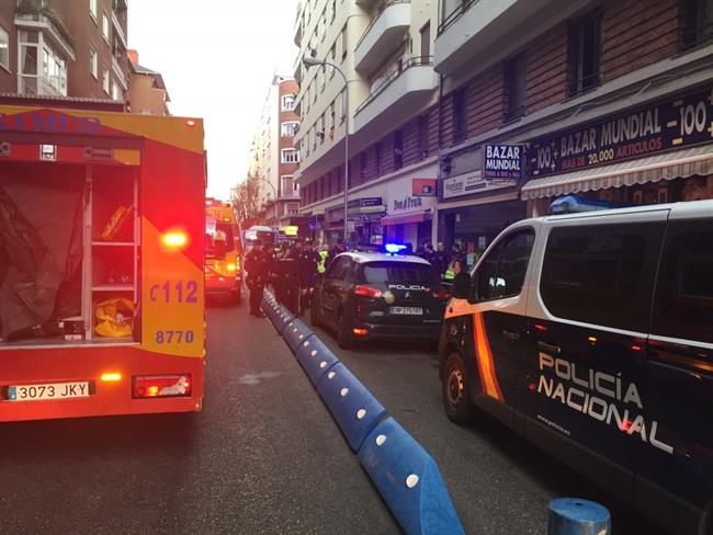Policía y Samur en la calle donde ha muerto un hombre por un disparo | EMERGENCIAS MADRID ep policiasamurla calleha muertohombreun disparo