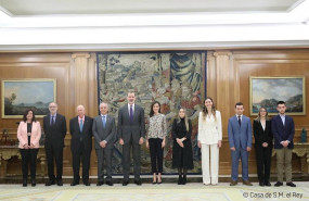 ep representantes de aldeas infantiles sos junto con los cinco jovenes con los reyes de espana en el