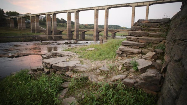 ep ruinas del antiguo pueblo portomarin emergido por la sequia en el embalse de belesar a 6 de