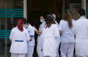 ep sanitarios aguardando el inicio del homenaje que cada dia se celebra en su honor en todos los