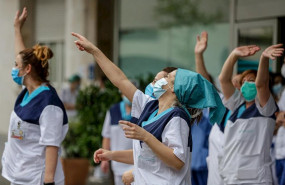 ep sanitarios aplauden en la fundacion jimenez diaz de madrid el 7 de abril de 2020