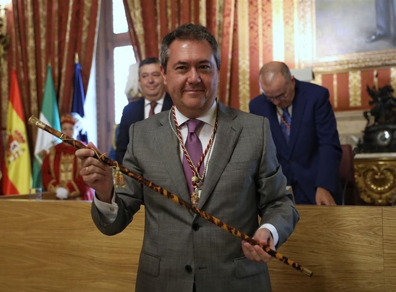 Ferraz celebra la victoria de Espadas frente a Susana Díaz, que da alas a Pedro Sánchez