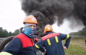ep trabajadores de alcoa san cibrao durante una manifestacion en la que cortaron la autopista a6