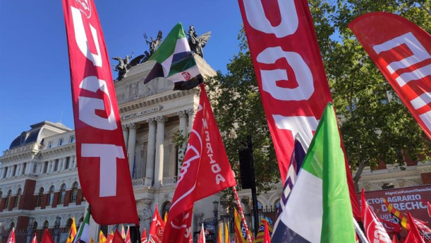 ep trabajadores del campo convocados por ugt y ccoo se manifiestan ante el ministerio de agricultura