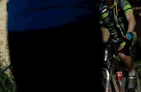 ep un hombre monta en bicicleta junto al rio segura