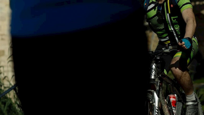 ep un hombre monta en bicicleta junto al rio segura ep un hombre monta en bicicleta junto al rio segura