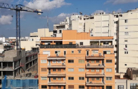 ep una construccion junto a un bloque de pisos