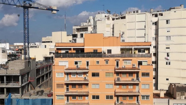 ep una construccion junto a un bloque de pisos