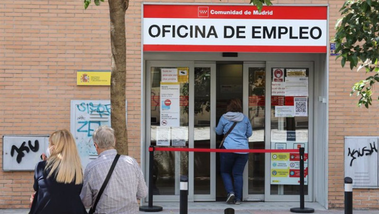 Marta Fernández Jara - Europa Press ep una mujer entra a una oficina del sepe