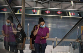 ep una mujer protegida con mascarilla hace uso del metro de madrid el mismo dia de la presentacion