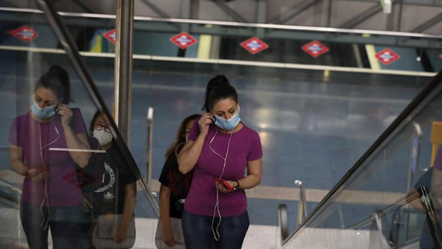 ep una mujer protegida con mascarilla hace uso del metro de madrid el mismo dia de la presentacion