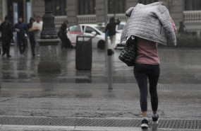 ep una mujer se tapa con el abrigo para refugiarse de la lluvia en madrid espana a 5 de marzo de