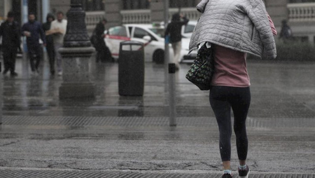 ep una mujer se tapa con el abrigo para refugiarse de la lluvia en madrid espana a 5 de marzo de