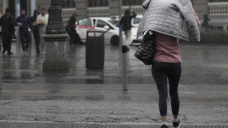Una mujer se tapa con el abrigo para refugiarse de la lluvia, en Madrid (España), a 5 de marzo de 2020. | Eduardo Parra - Europa Press ep una mujer se tapa con el abrigo para refugiarse de la lluvia en madrid espana a 5 de marzo de