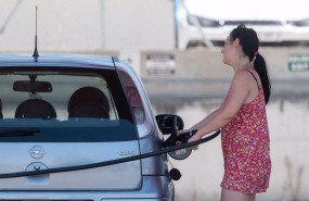 ep una pasajera reposta en una gasolinera a la altura de rivas durante la primera operacion salida