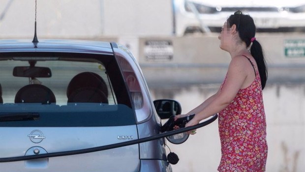 ep una pasajera reposta en una gasolinera a la altura de rivas durante la primera operacion salida
