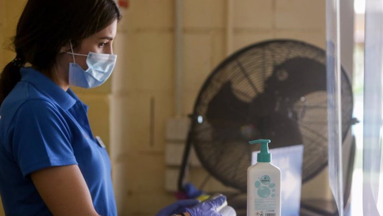 ep una trabajadora se protege con mascarilla y gel desinfectante ep una trabajadora se protege con mascarilla y gel desinfectante