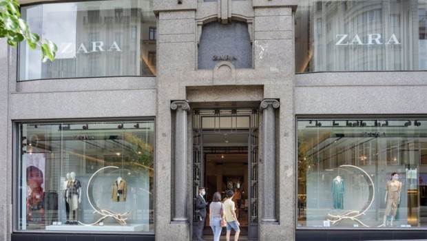 ep varias personas entran a una tienda zara