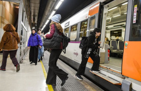ep viajeros cogen un tren de rodalies en la estacion de sants una vez restablecido el servicio