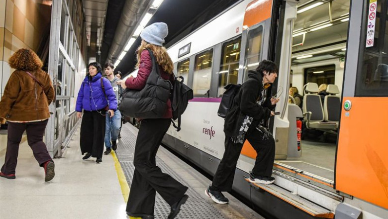 ep viajeros cogen un tren de rodalies en la estacion de sants una vez restablecido el servicio