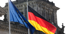 les drapeaux de l union europeenne et de l allemagne flottent devant le batiment du reichstag siege du parlement allemand le bundestag a berlin 