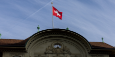 un drapeau est photographie sur le batiment de la banque nationale suisse bns a berne 