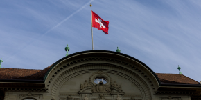 un drapeau est photographie sur le batiment de la banque nationale suisse bns a berne 