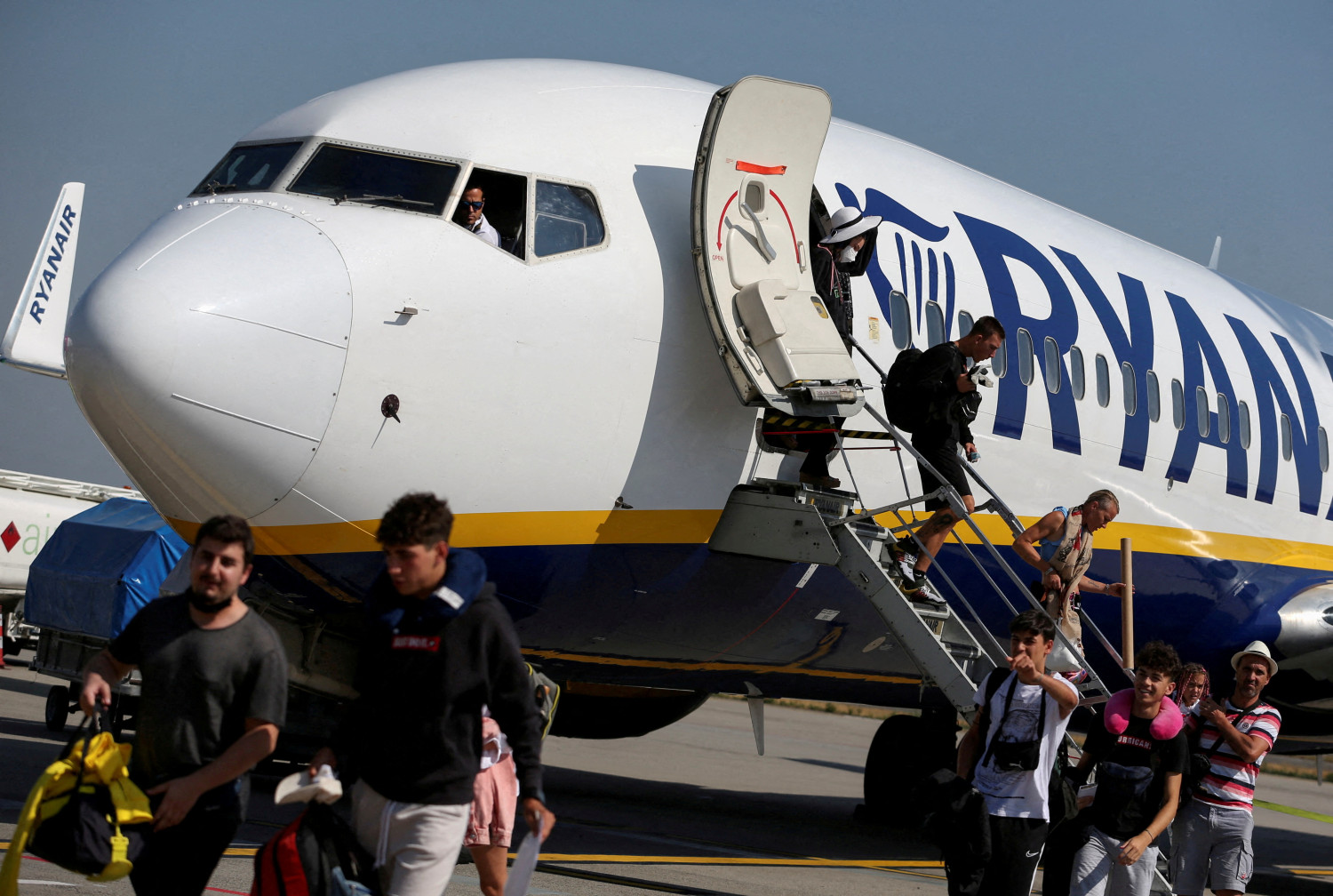 des passagers descendent d un avion de la compagnie aerienne ryanair 20231208180153 