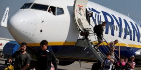 des passagers descendent d un avion de la compagnie aerienne ryanair 20231208180153 des passagers descendent d un avion de la compagnie aerienne ryanair 20231208180153