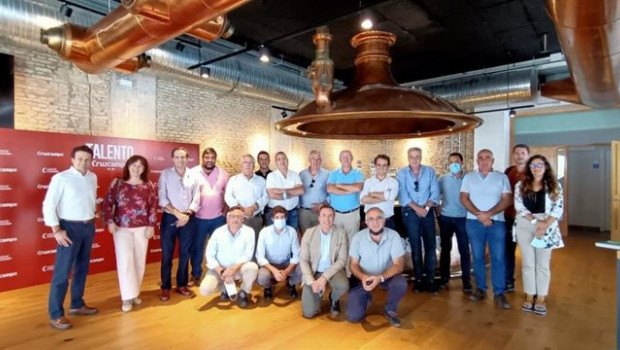 ep agricultores y representantes del grupo manzanilla olive visitan la fabrica de heineken sevilla y