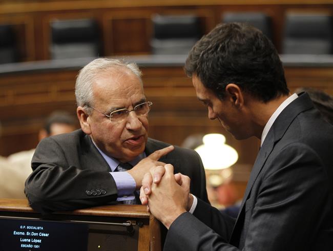 Alfonso Guerra y Pedro Sánchez, en el hemiciclo | PSOE ep alfonso guerrapedro sanchez enhemiciclo